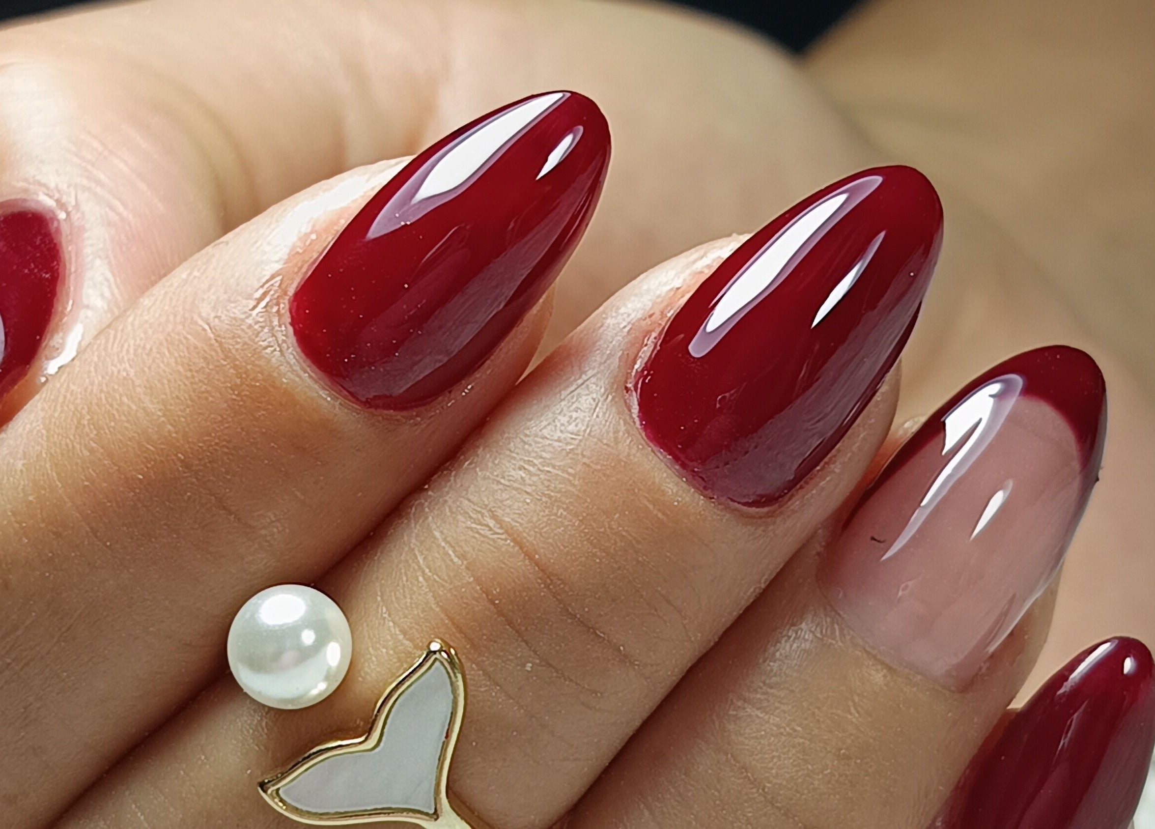 Uñas escarlata en Eglandbeautynails, Estación Central, Región Metropolitana, CL, destacando diseño moderno.