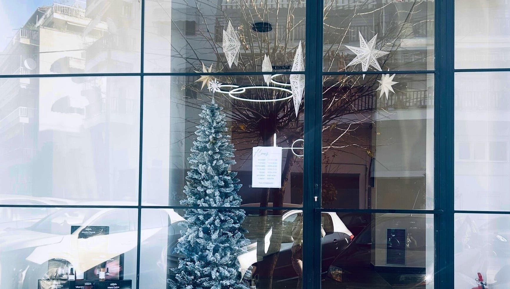 Διακοσμημένη βιτρίνα με χριστουγεννιάτικο δέντρο στο ELYSIA TOUCH, Θεσσαλονίκη, GR.