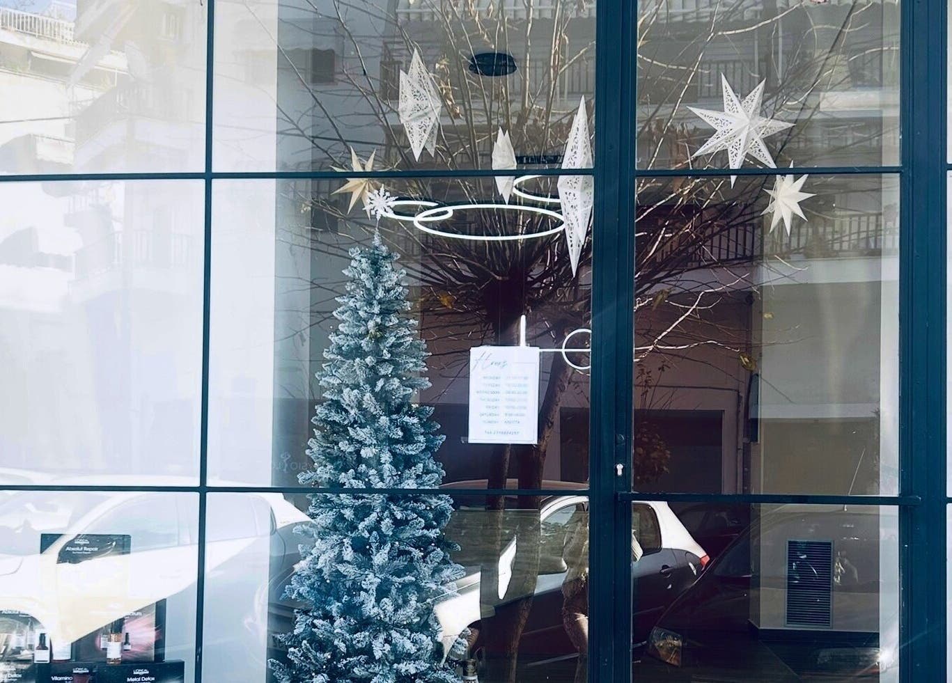 Διακοσμημένη βιτρίνα με χριστουγεννιάτικο δέντρο στο ELYSIA TOUCH, Θεσσαλονίκη, GR.