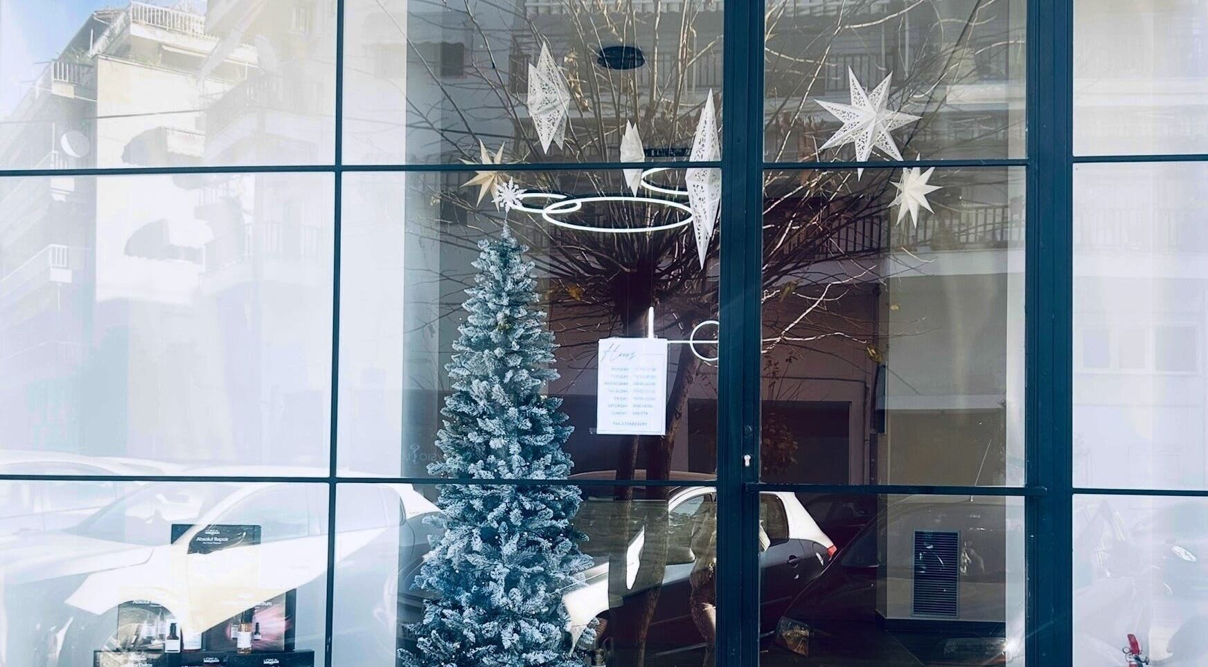Διακοσμημένη βιτρίνα με χριστουγεννιάτικο δέντρο στο ELYSIA TOUCH, Θεσσαλονίκη, GR.