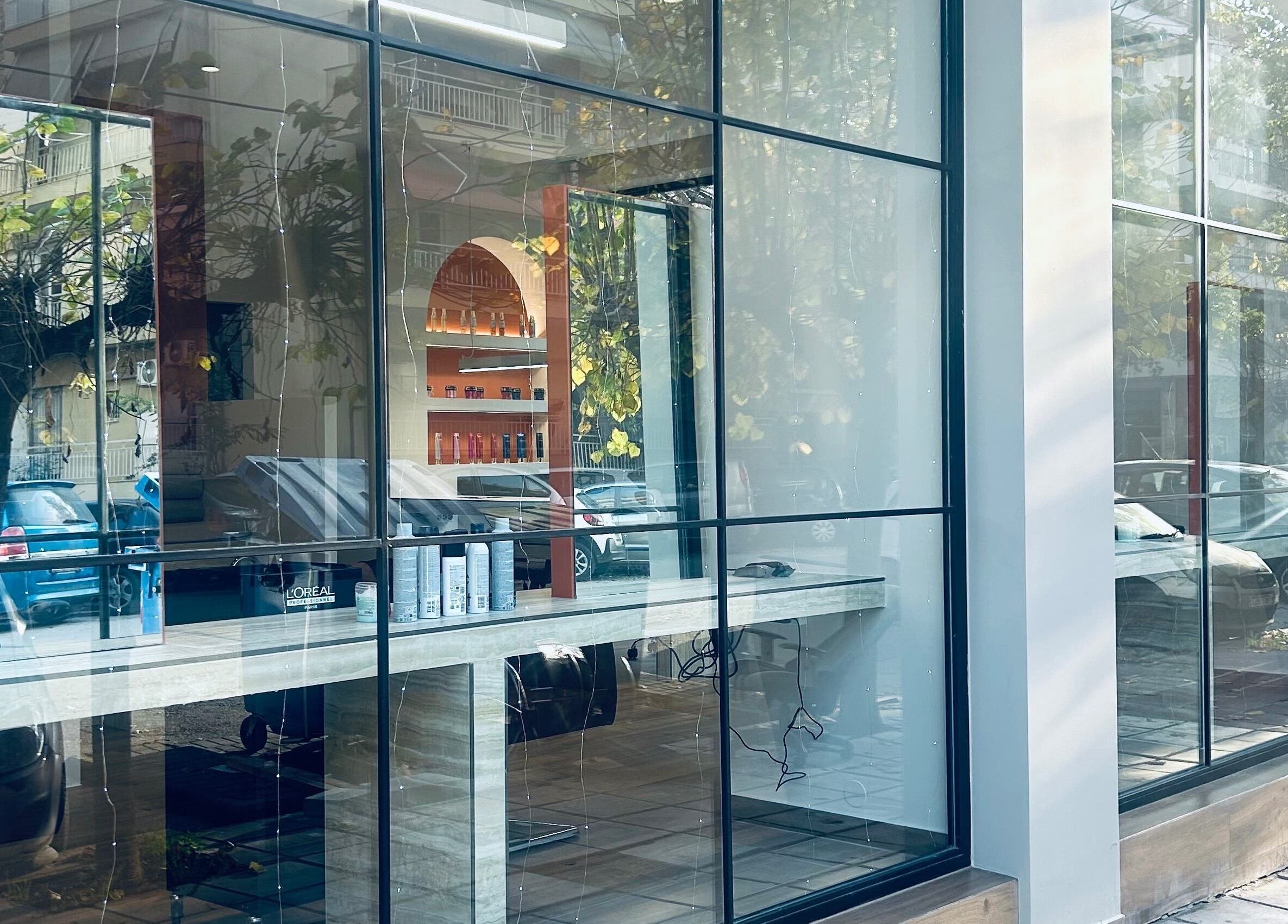 Μοντέρνα πρόσοψη του ELYSIA TOUCH στη Θεσσαλονίκη, GR με γυάλινες επιφάνειες.