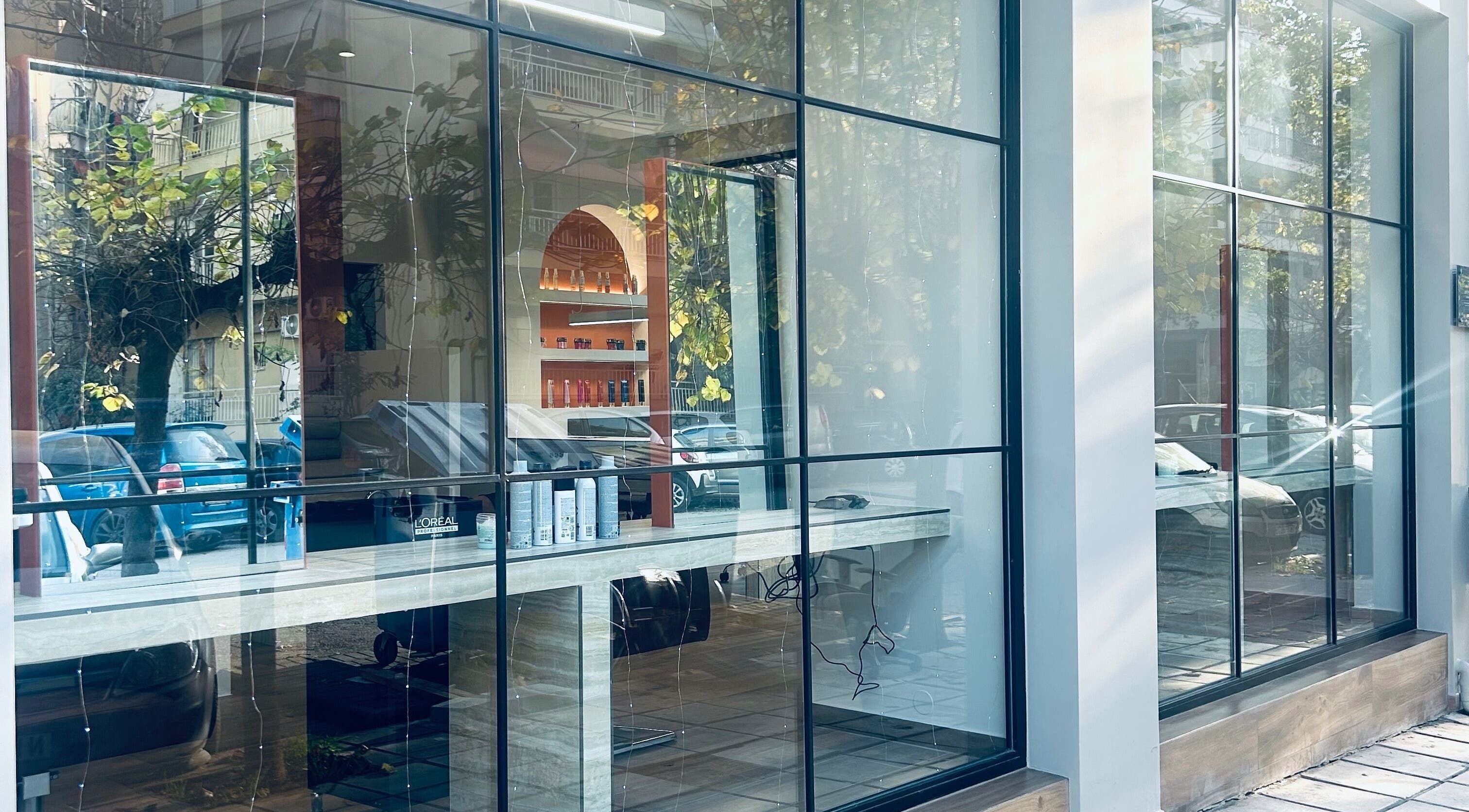 Μοντέρνα πρόσοψη του ELYSIA TOUCH στη Θεσσαλονίκη, GR με γυάλινες επιφάνειες.