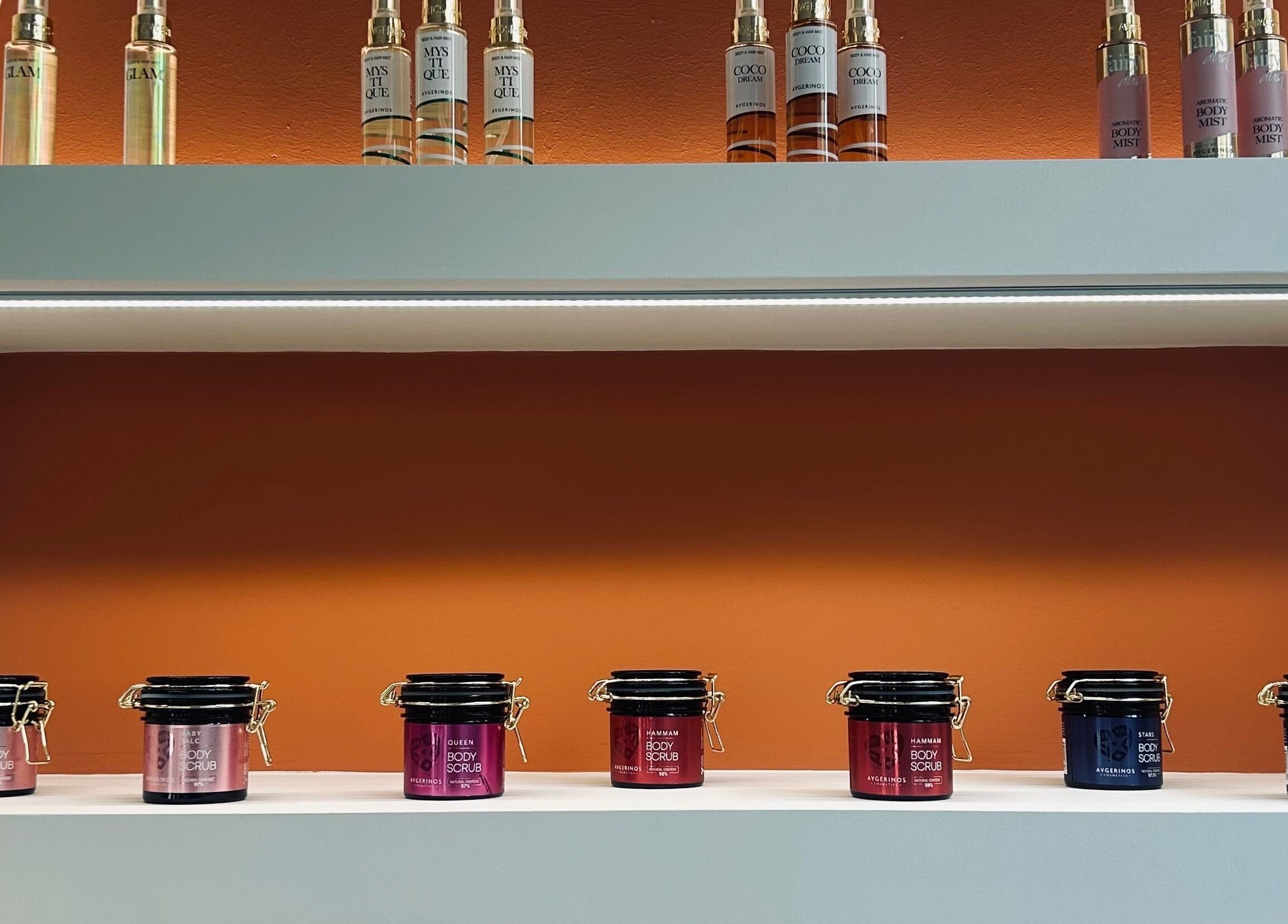 Επιλογή προϊόντων ομορφιάς στο ELYSIA TOUCH, Θεσσαλονίκη, GR. Έμφαση σε μπουκάλια και βάζα.