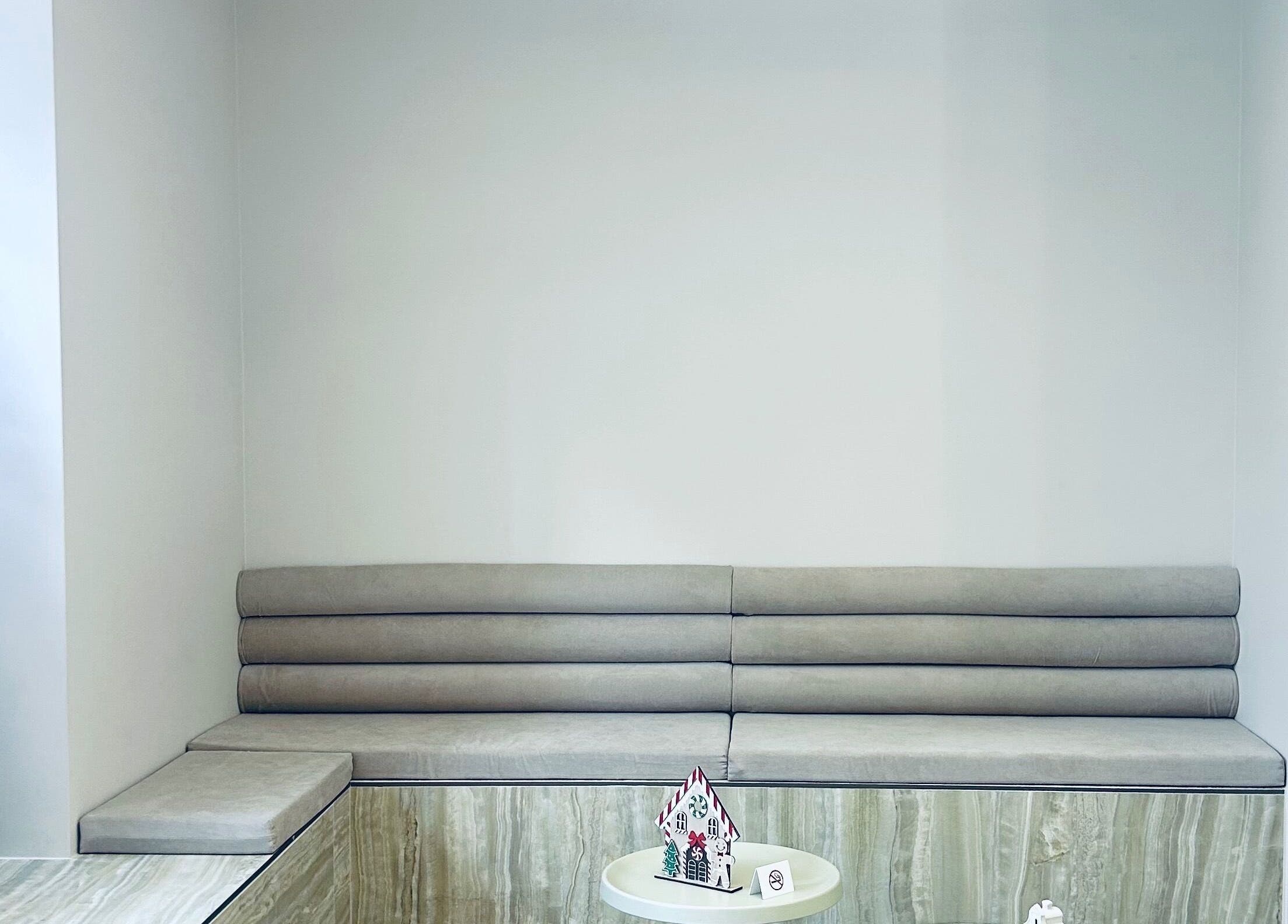 Άνετη γωνιακή καθιστική περιοχή στο ELYSIA TOUCH, Θεσσαλονίκη, GR, για στιγμές χαλάρωσης και ευεξίας.