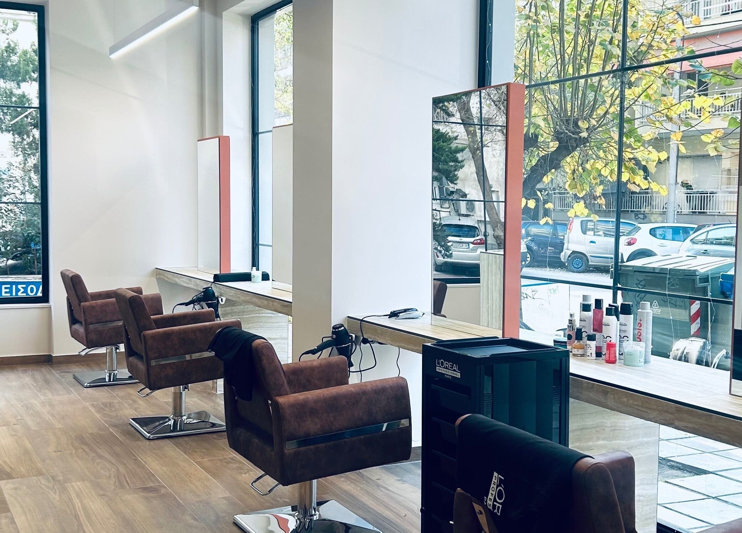 Σαλόνι ομορφιάς ELYSIA TOUCH στην Θεσσαλονίκη, GR με μοντέρνα διακόσμηση και άνετες καρέκλες.