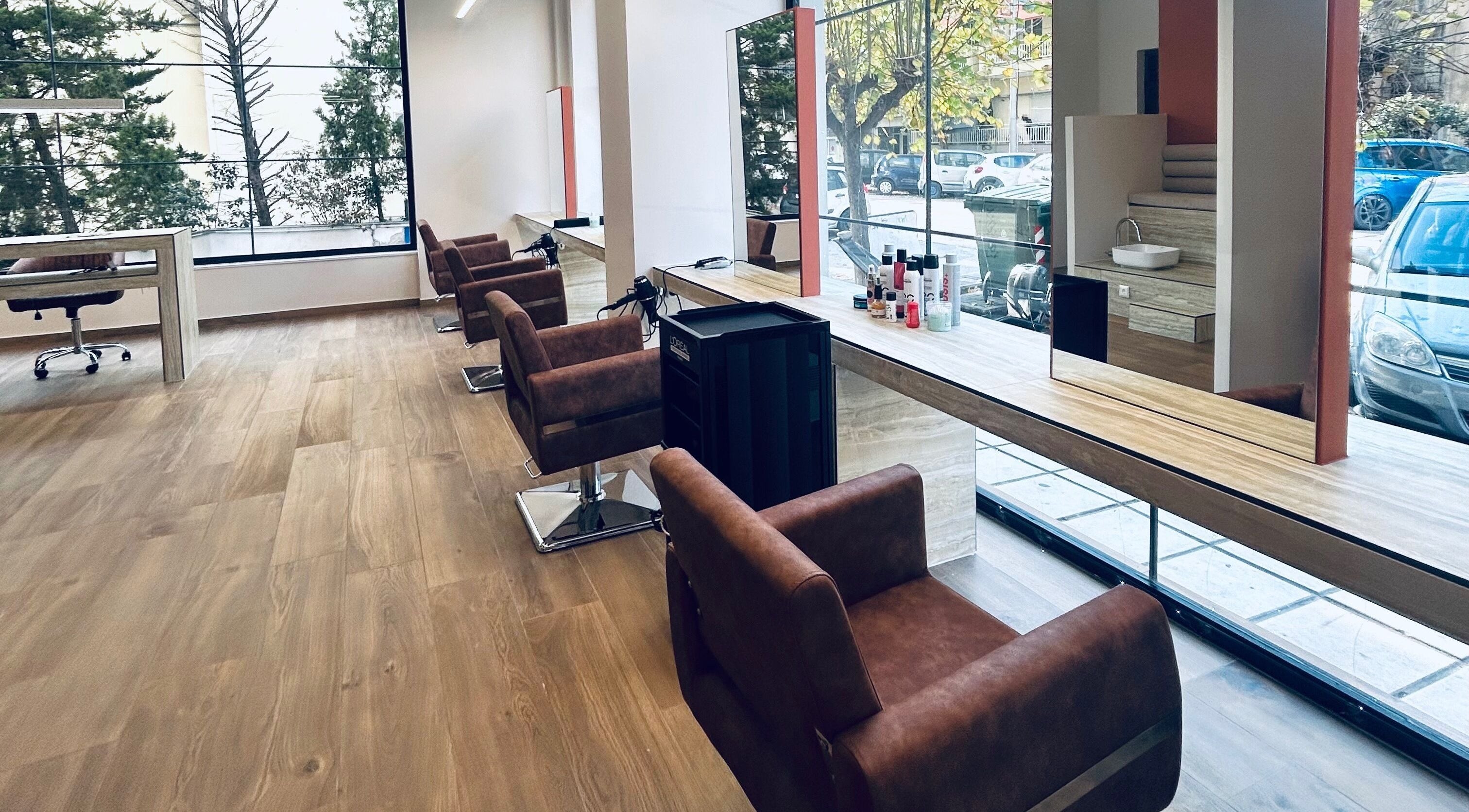 Μοντέρνο σαλόνι ομορφιάς ELYSIA TOUCH στη Θεσσαλονίκη, GR με καρέκλες δερμάτινης επένδυσης.