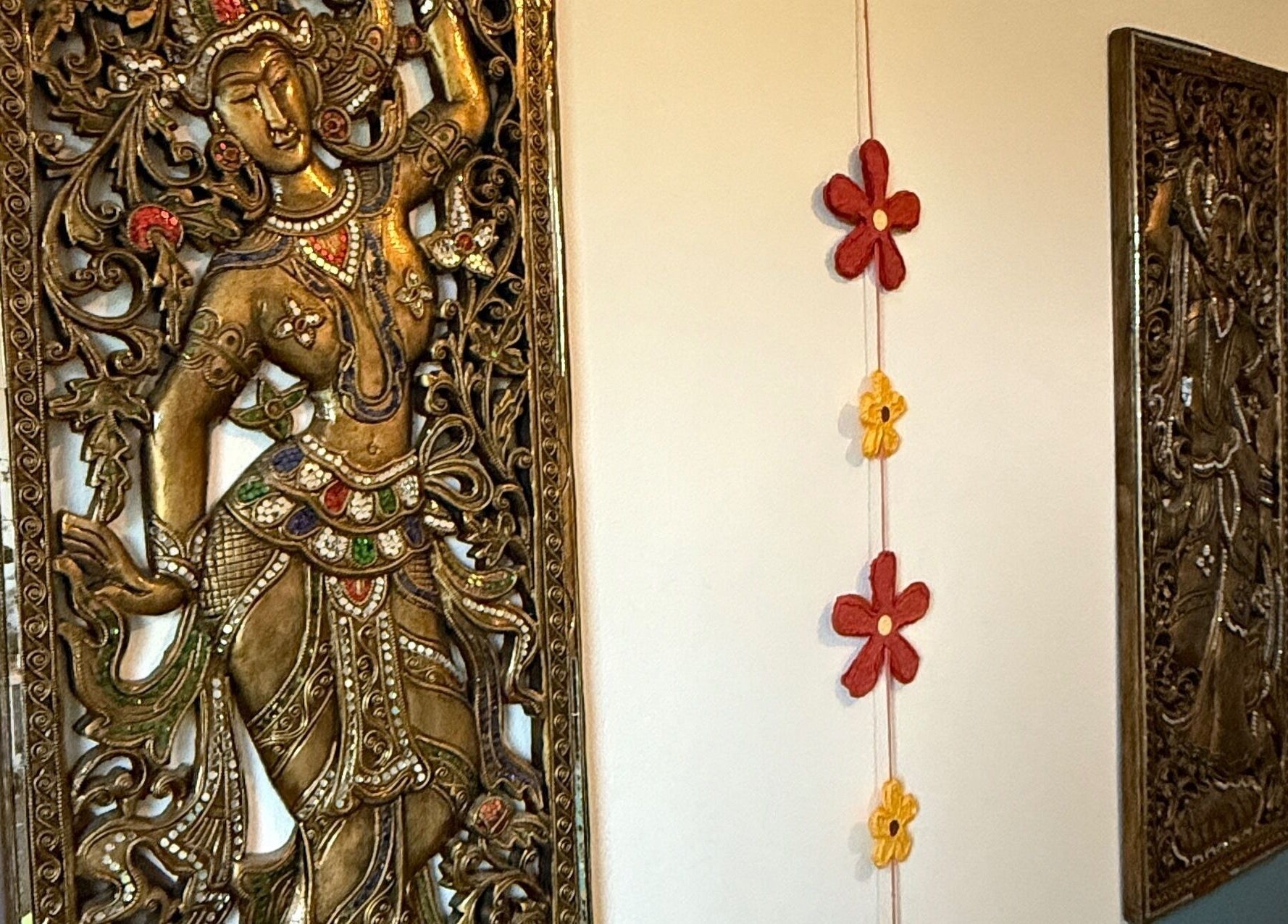 Dekorative Wandkunst bei MaNa Thaimassage in Hausen, Rheinland-pfalz, DE zeigt traditionelle Motive.