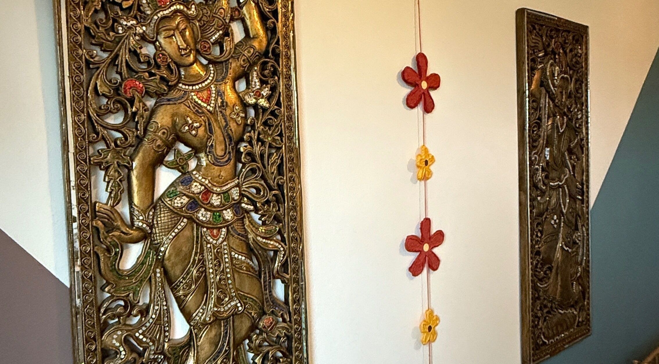 Dekorative Wandkunst bei MaNa Thaimassage in Hausen, Rheinland-pfalz, DE zeigt traditionelle Motive.