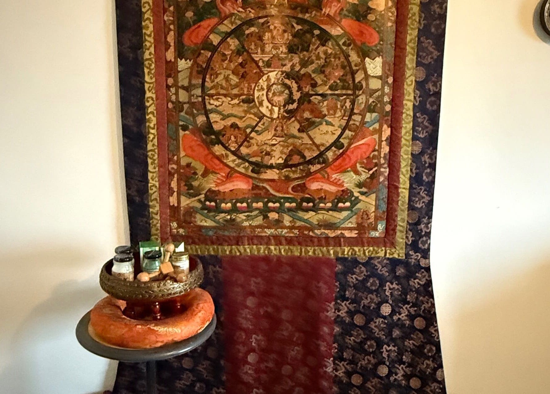 Kulturelles Wandbild in MaNa Thaimassage, Hausen, Rheinland-Pfalz, DE mit dekorativem Tisch.