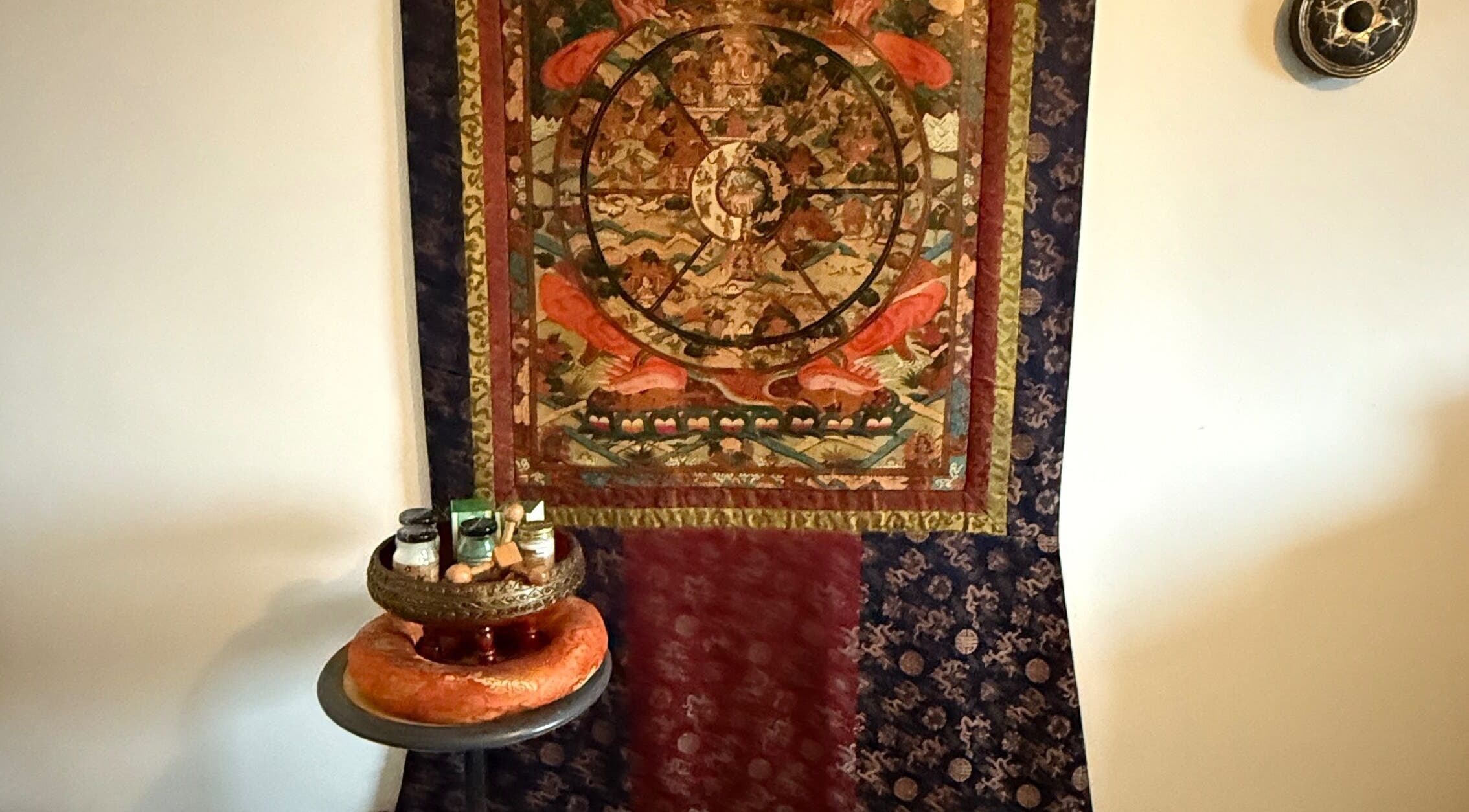 Kulturelles Wandbild in MaNa Thaimassage, Hausen, Rheinland-Pfalz, DE mit dekorativem Tisch.