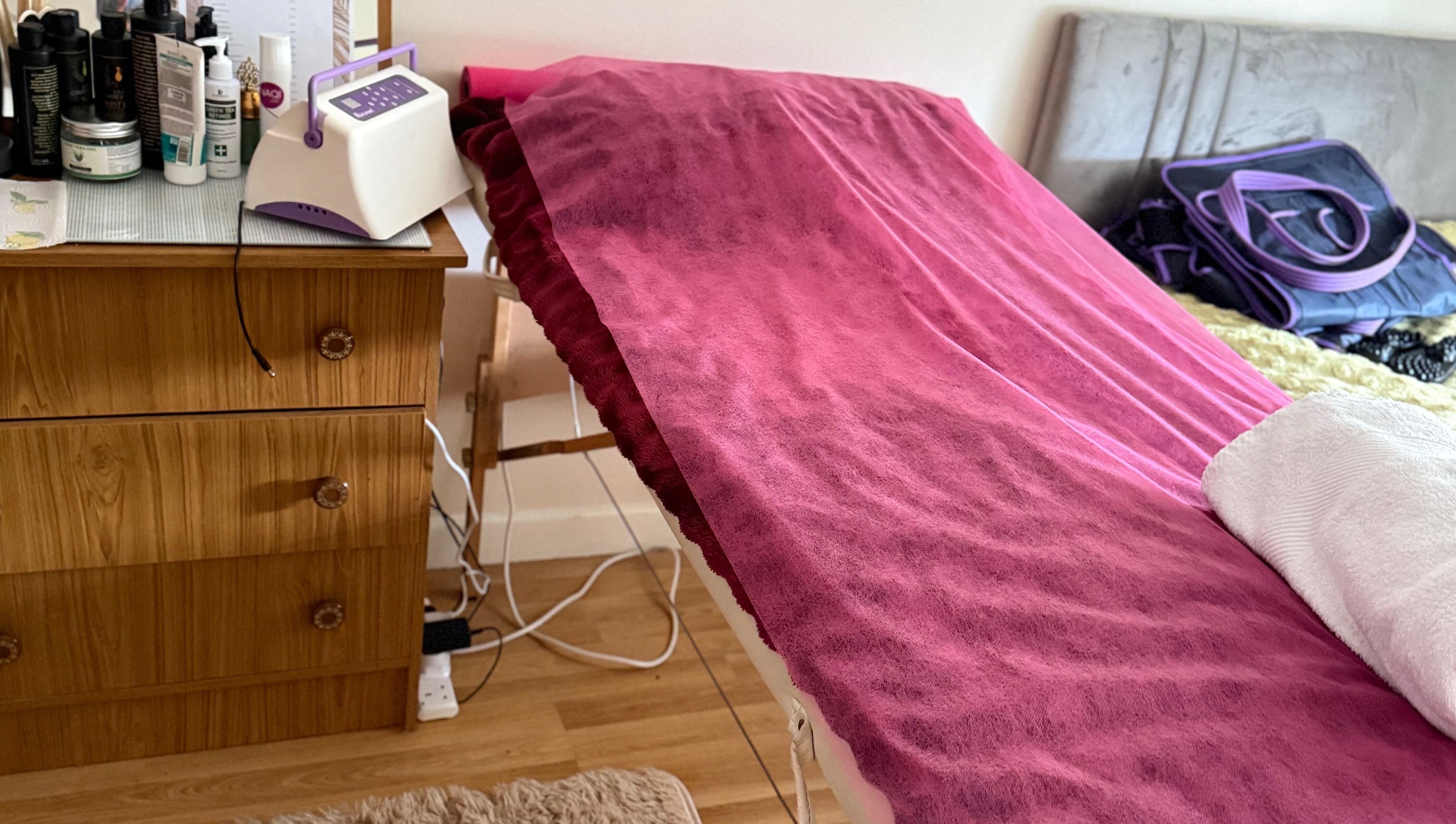 Массажный стол в Studio In Ennis, Эннис, Клэр, IE готов к процедурам красоты и велнеса.