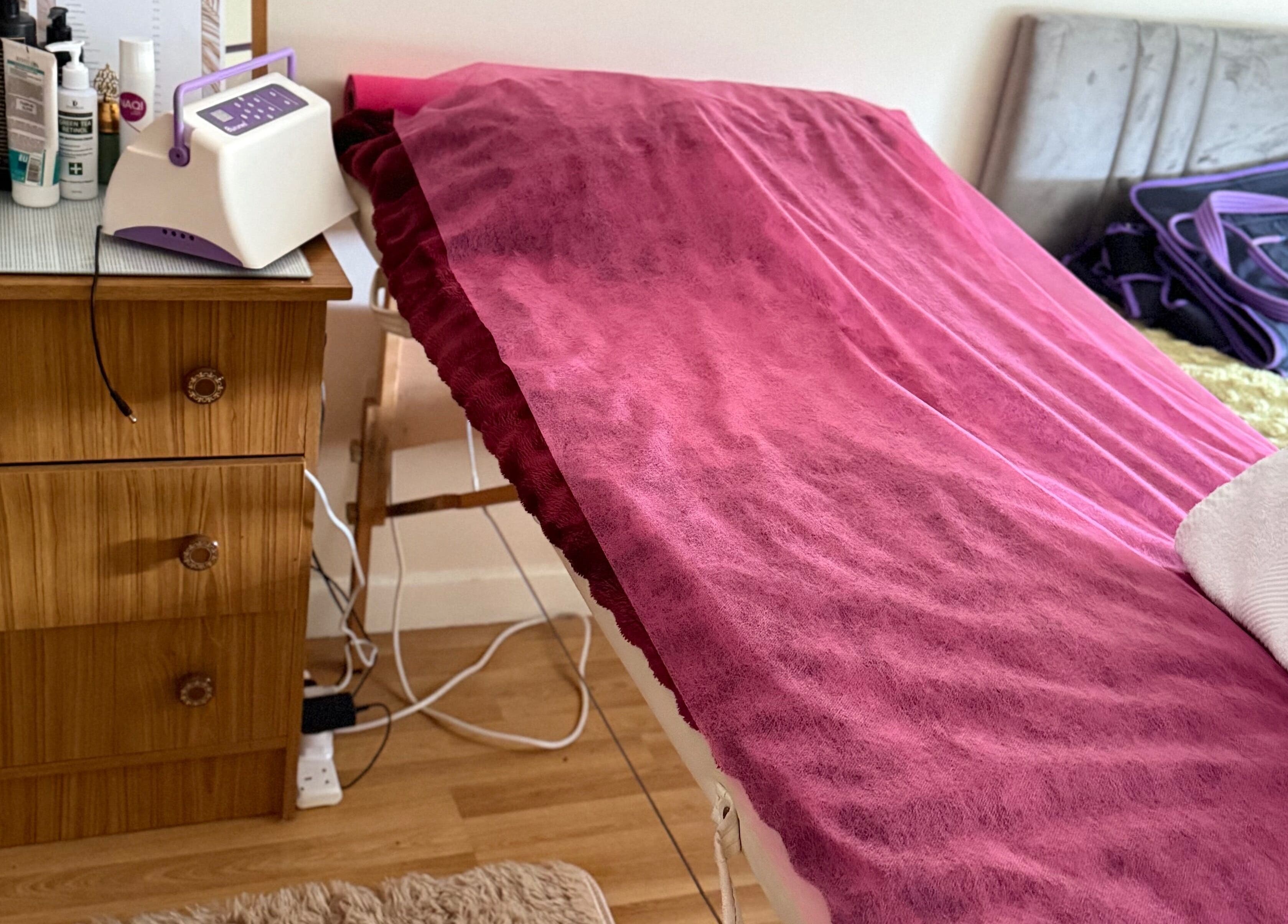 Массажный стол в Studio In Ennis, Эннис, Клэр, IE готов к процедурам красоты и велнеса.