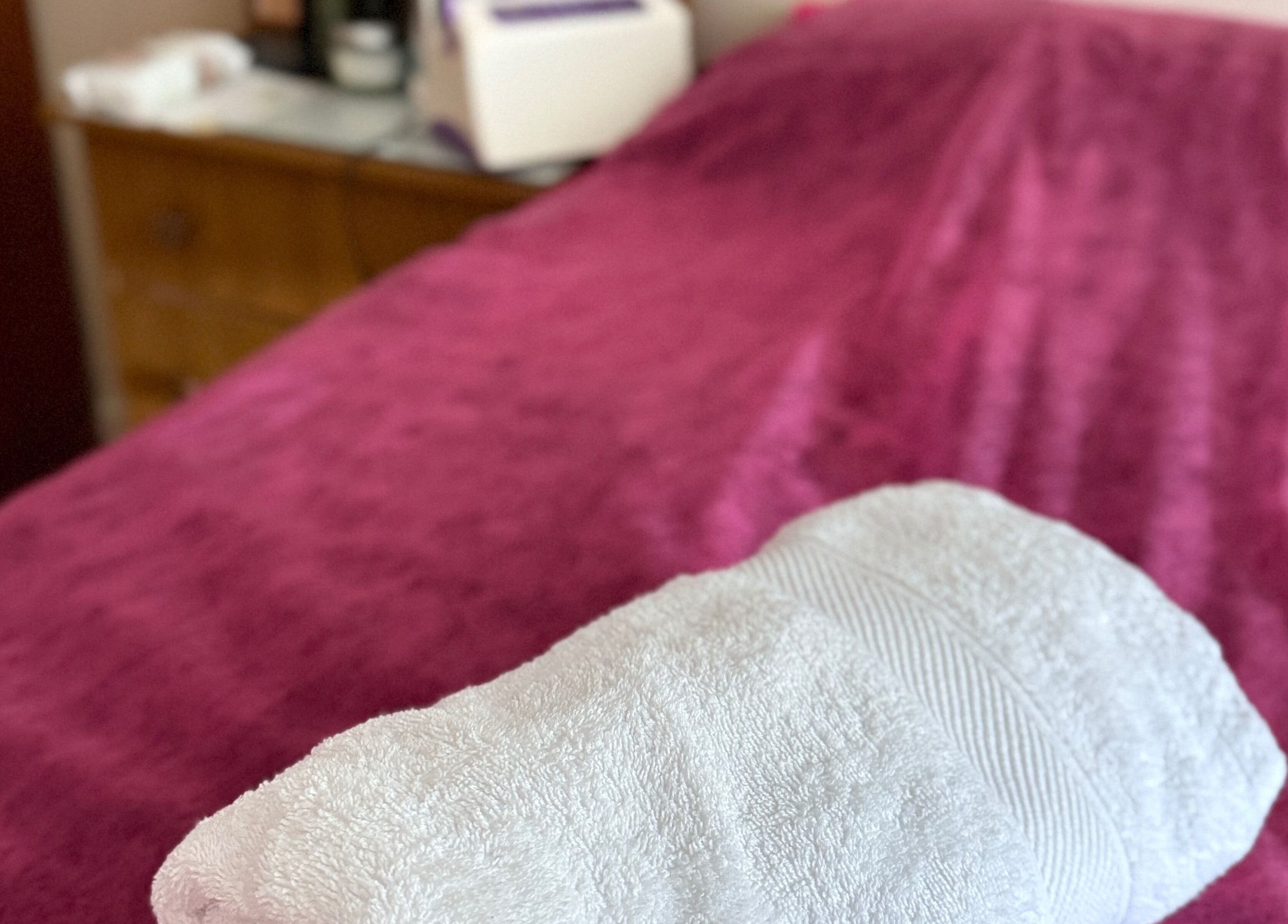 Уютная массажная комната в Studio In Ennis, Эннис, Клэр, IE с мягким полотенцем на кровати.