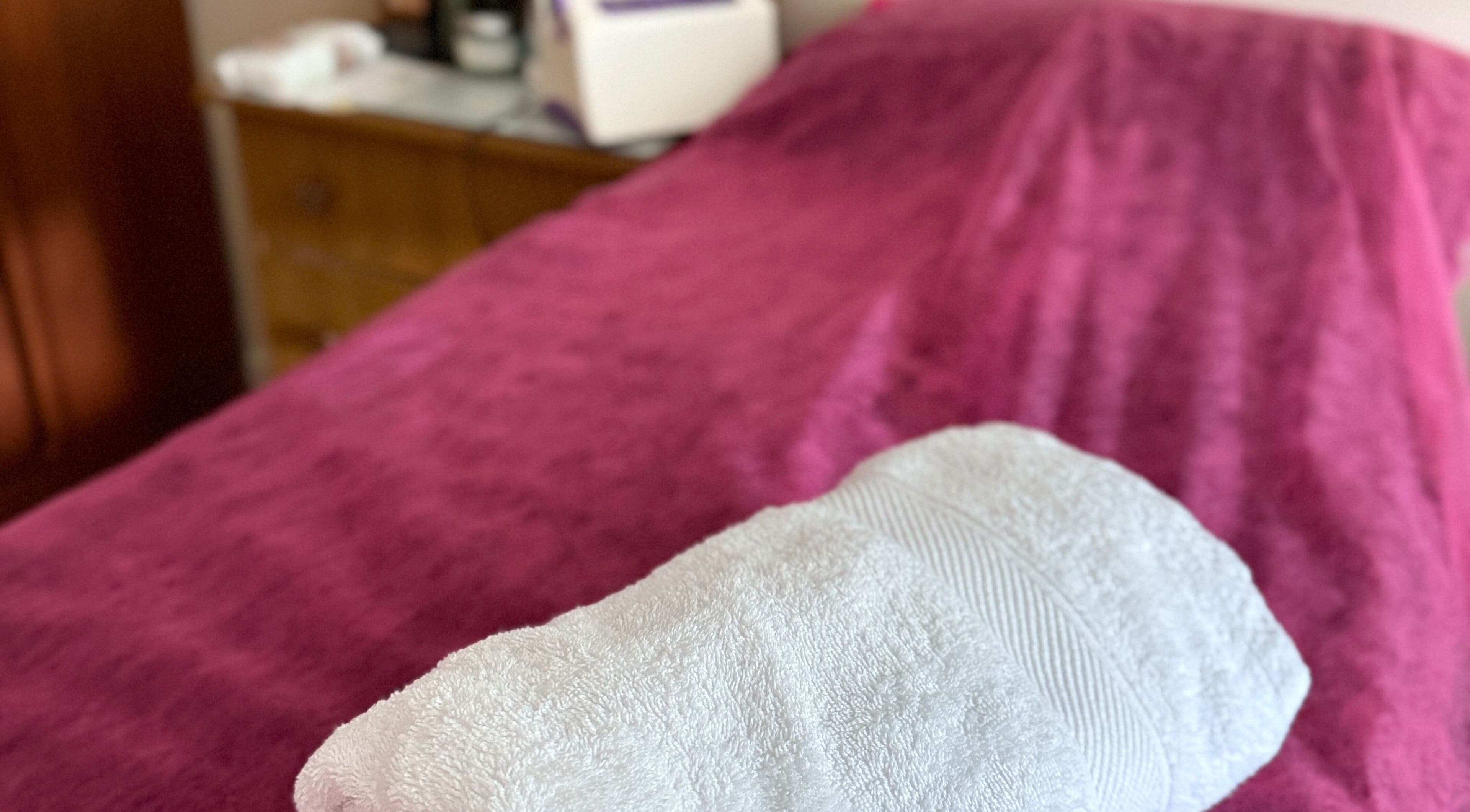 Уютная массажная комната в Studio In Ennis, Эннис, Клэр, IE с мягким полотенцем на кровати.