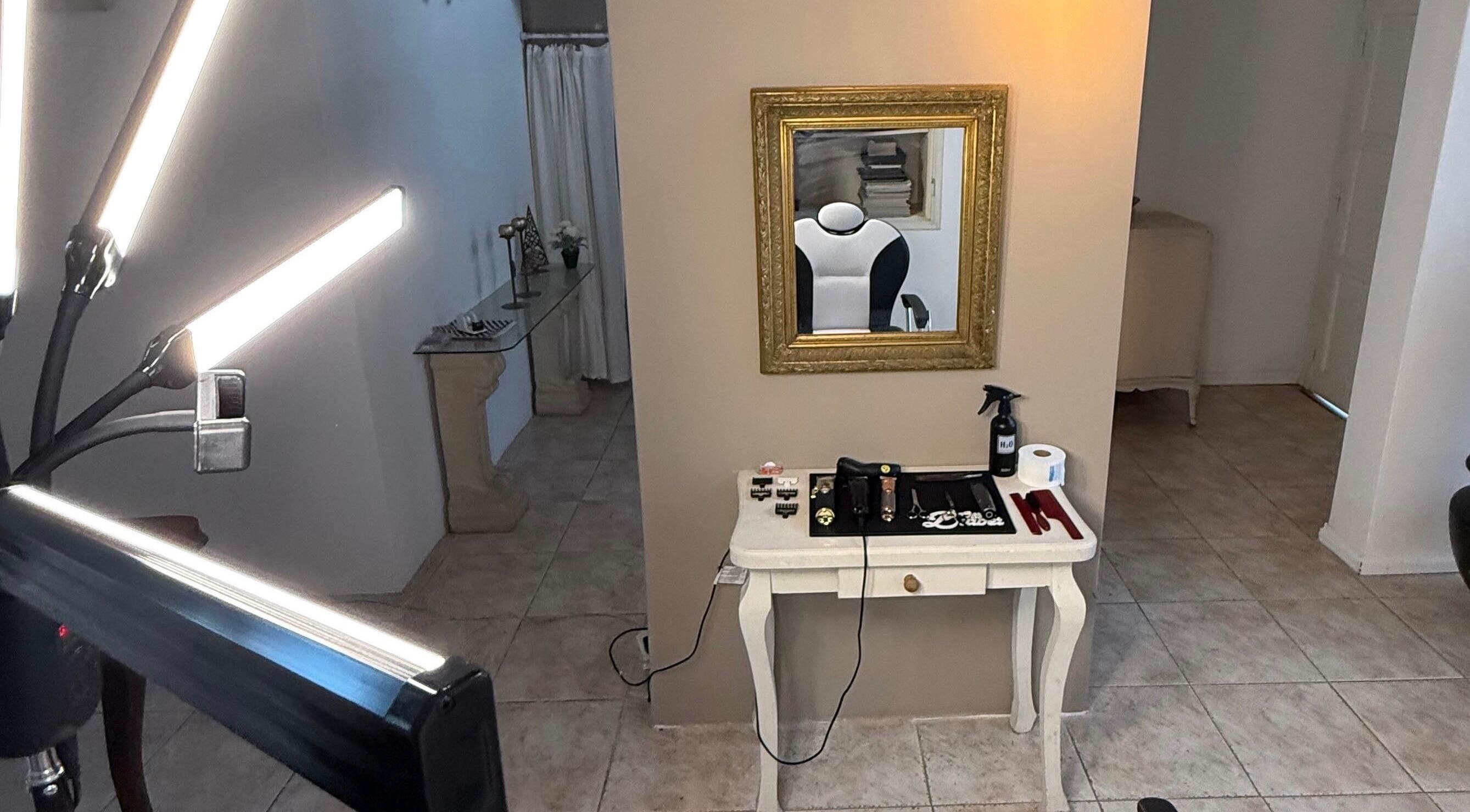 Espacio moderno en Agus barbería, Campana, Provincia De Buenos Aires, AR. Espejo dorado y herramientas estilísticas.