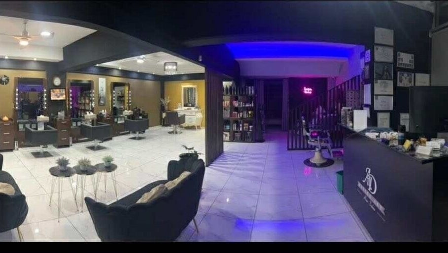 Κομψό εσωτερικό Divine Art Hairdressing Salon στη Λακατάμια, Λευκωσία, CY με πορφυρό φωτισμό και μοντέρνα διακόσμηση.