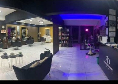 Κομψό εσωτερικό Divine Art Hairdressing Salon στη Λακατάμια, Λευκωσία, CY με πορφυρό φωτισμό και μοντέρνα διακόσμηση.
