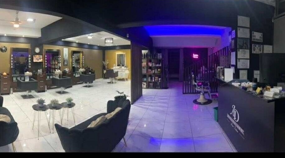 Κομψό εσωτερικό Divine Art Hairdressing Salon στη Λακατάμια, Λευκωσία, CY με πορφυρό φωτισμό και μοντέρνα διακόσμηση.