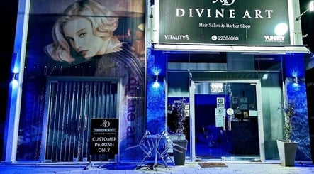 Η είσοδος του Divine Art Hairdressing Salon στη Λακατάμια, Λευκωσία, CY, φωτισμένη το βράδυ.