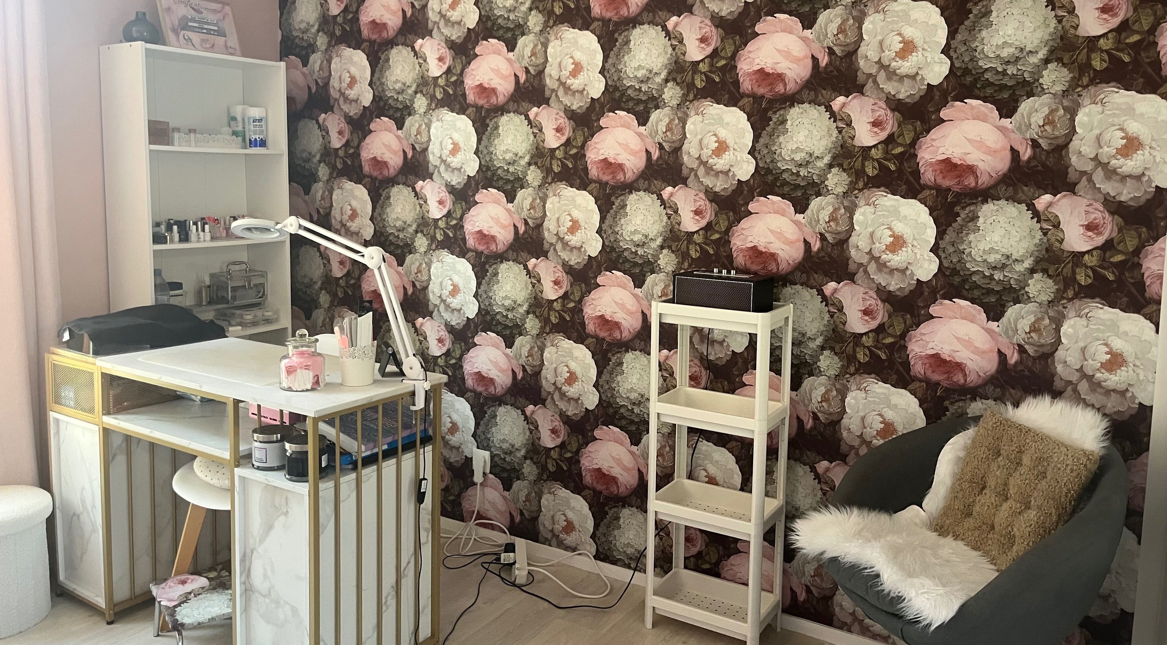 Espace ongles élégant de Nailsbyrose à Chalon-sur-saône, Bourgogne-franche-comté, FR avec un décor floral.