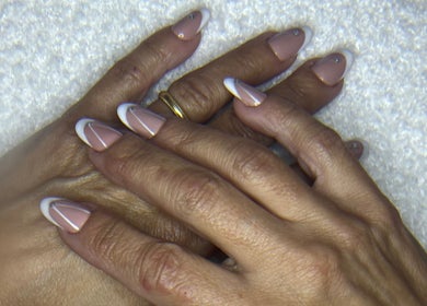 Manucure élégant chez Nailsbyrose, Chalon-sur-saône, Bourgogne-franche-comté, FR avec des motifs raffinés.