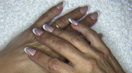 Manucure élégant chez Nailsbyrose, Chalon-sur-saône, Bourgogne-franche-comté, FR avec des motifs raffinés.