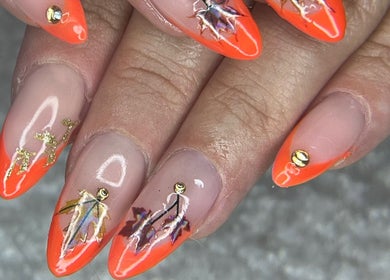 Art délicat de manucure orange avec design unique chez Nailsbyrose, Chalon-sur-Saône, Bourgogne-Franche-Comté, FR.