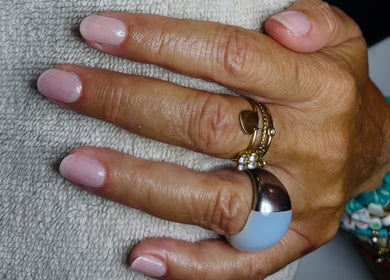 Manucure élégante avec ongles roses à Nailsbyrose, Chalon-sur-saône, Bourgogne-franche-comté, FR.