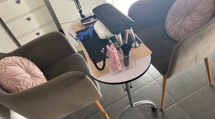 Espace manucure chez Katnails66 à Le Soler, Occitanie, FR avec sièges confortables.