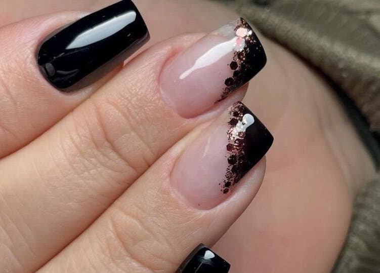 Design de unhas preto com glitter no Studio Du Pontes, Santa Catarina, Santa Catarina, BR.
