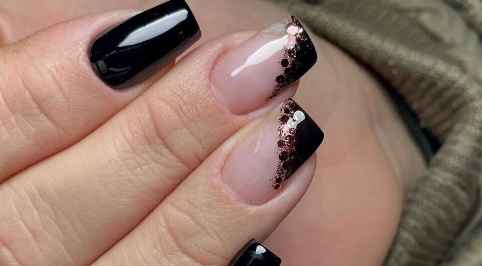 Design de unhas preto com glitter no Studio Du Pontes, Santa Catarina, Santa Catarina, BR.