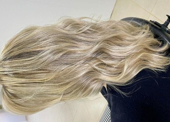 Cabelo loiro estilizado no Studio Du Pontes, Santa Catarina, Santa Catarina, BR.