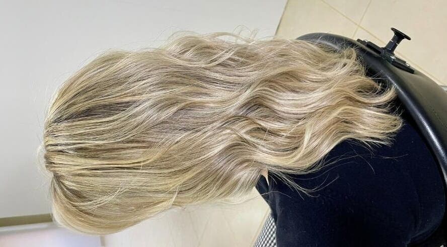 Cabelo loiro estilizado no Studio Du Pontes, Santa Catarina, Santa Catarina, BR.