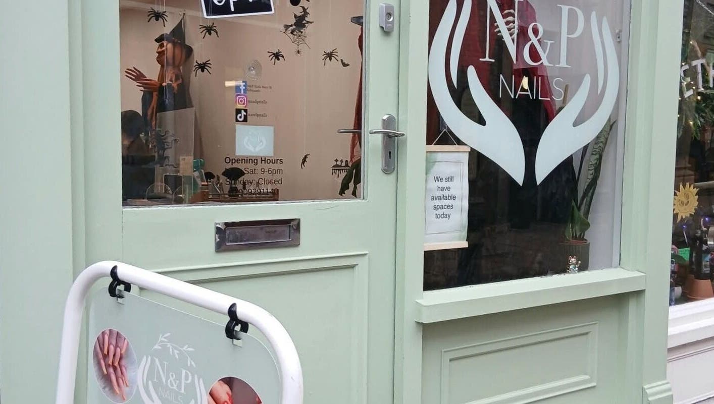 Cửa trước của N&P Nails tại Bury St Edmunds, England, GB, với biển hiệu và trang trí độc đáo.