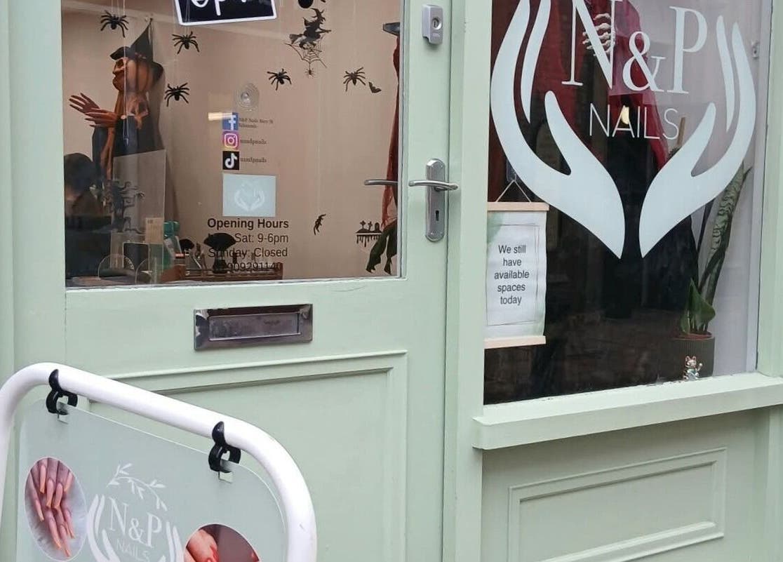Cửa trước của N&P Nails tại Bury St Edmunds, England, GB, với biển hiệu và trang trí độc đáo.