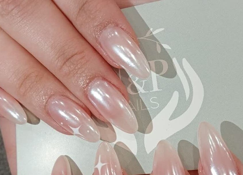 Móng tay mượt mà tại N&P Nails, Bury St Edmunds, England, GB, phong cách tinh tế và hiện đại.