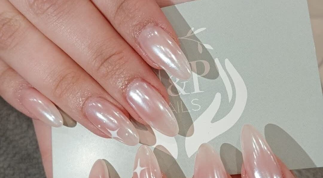 Móng tay mượt mà tại N&P Nails, Bury St Edmunds, England, GB, phong cách tinh tế và hiện đại.