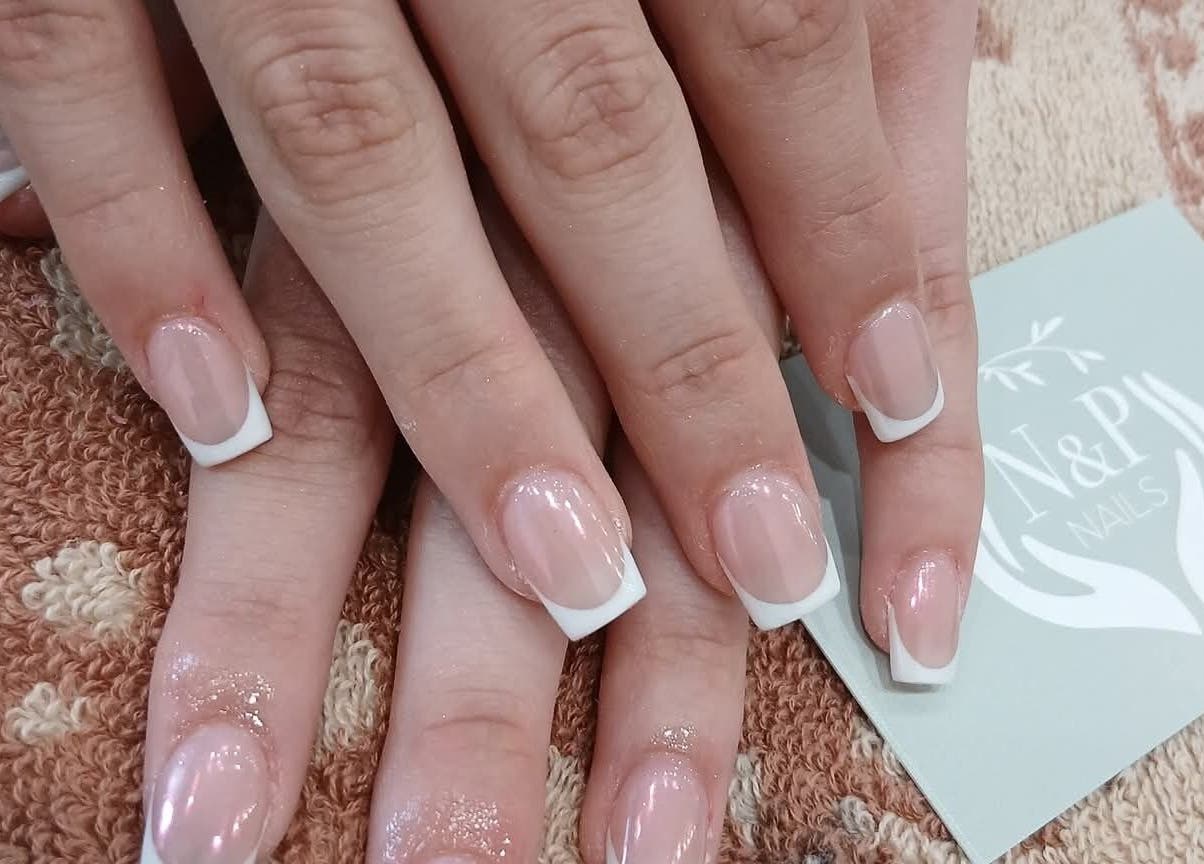 Bộ móng tay phong cách Pháp tại N&P Nails, Bury St Edmunds, England, GB.