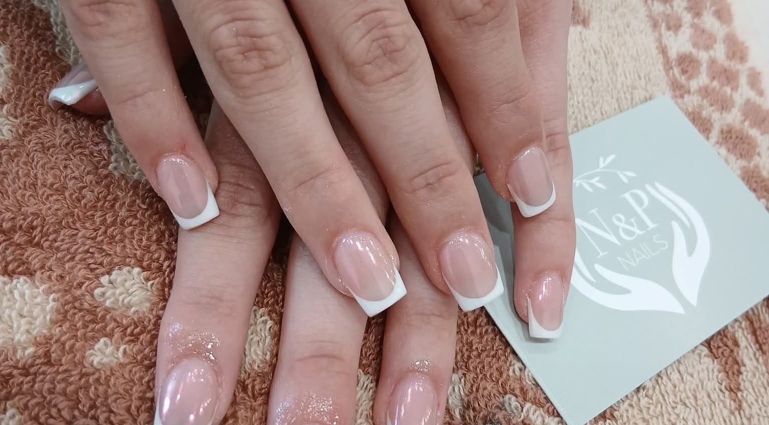 Bộ móng tay phong cách Pháp tại N&P Nails, Bury St Edmunds, England, GB.