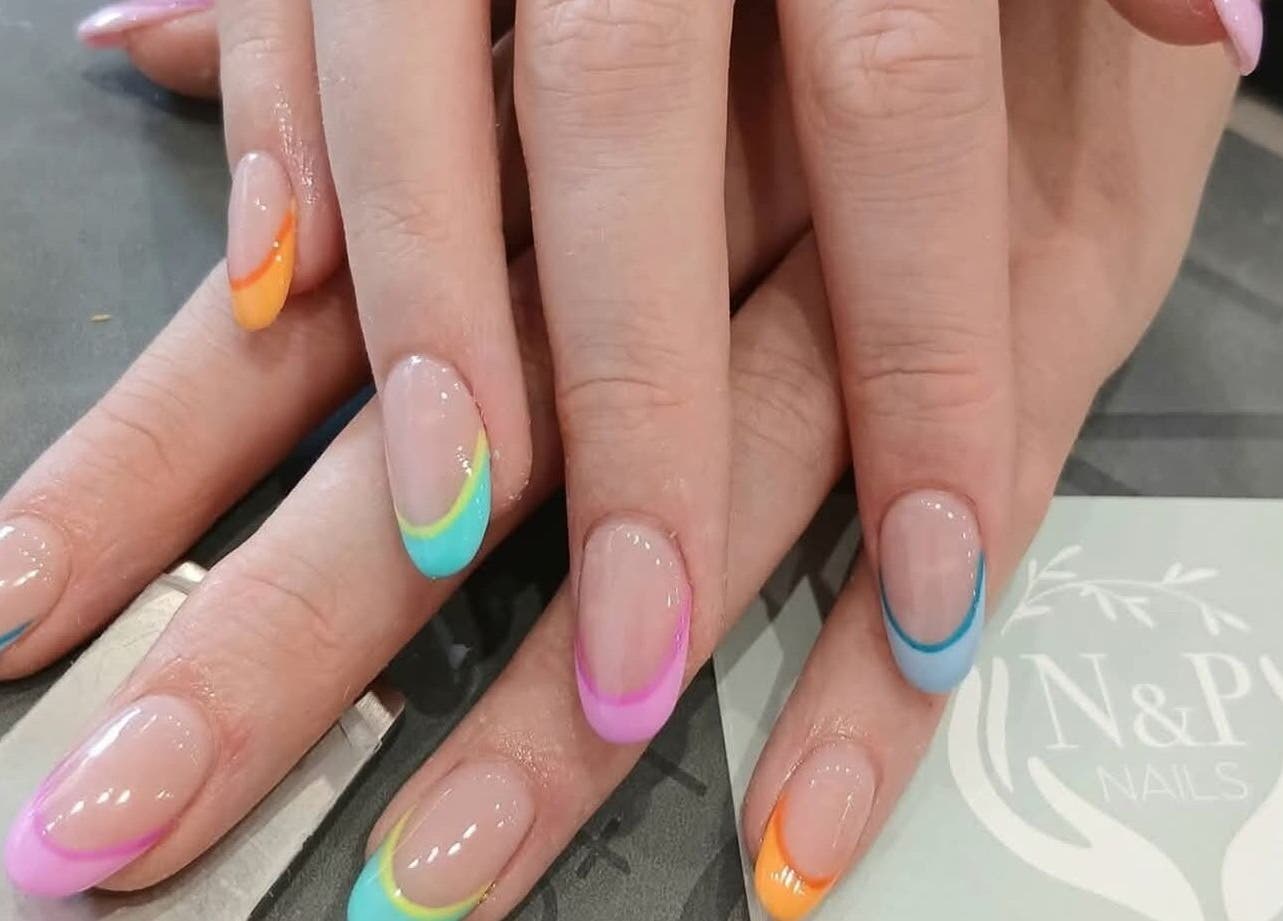 Nail art sặc sỡ tại N&P Nails, Bury St Edmunds, England, GB thể hiện phong cách sáng tạo.