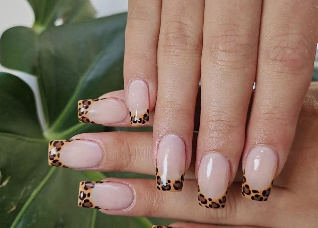 Thiết kế móng tay họa tiết da báo tại N&P Nails, Bury St Edmunds, England, GB.