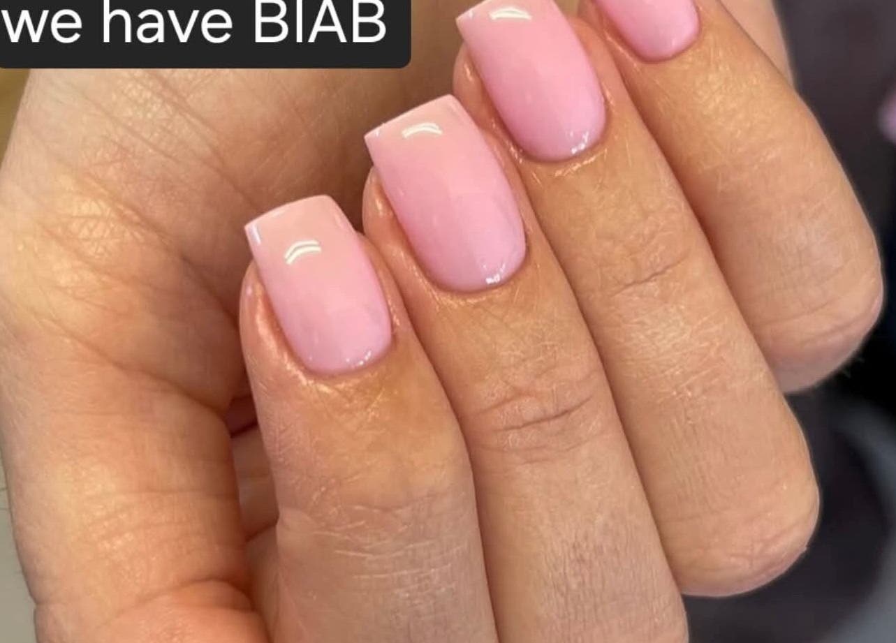 Bộ móng tay màu hồng tinh tế tại N&P Nails, Bury St Edmunds, England, GB.