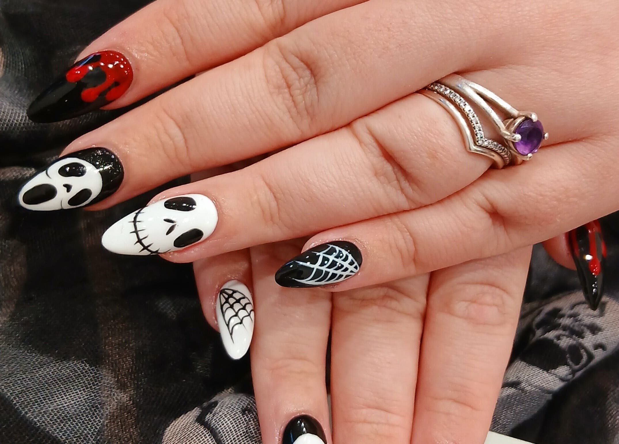 Nail art Halloween tại N&P Nails, Bury St Edmunds, England, GB với họa tiết đầu lâu và mạng nhện.