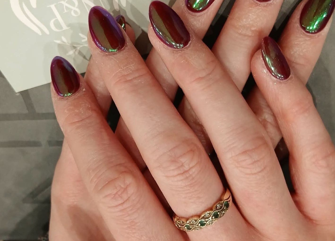 Móng tay ánh kim tuyệt đẹp tại N&P Nails, Bury St Edmunds, England, GB.