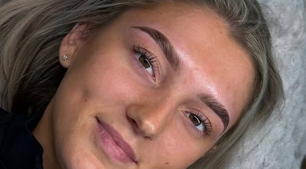 Beautifully shaped brows by Brow Hunnies in Dubai, Dubai, AE. Eyebrow perfection and wellness.