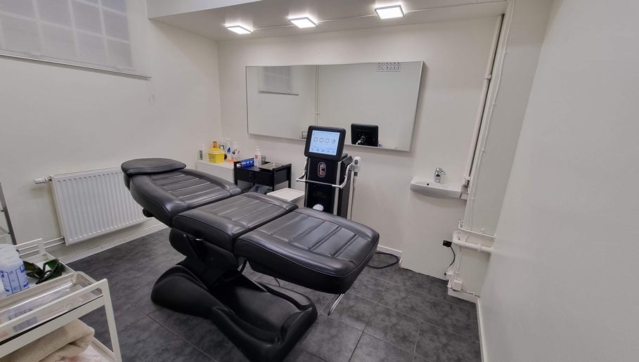 Modern treatment room at Best beauty ST, Stockholm, Stockholms Län, SE with sleek black chair and advanced equipment.