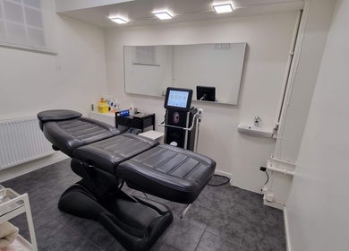 Modern treatment room at Best beauty ST, Stockholm, Stockholms Län, SE with sleek black chair and advanced equipment.