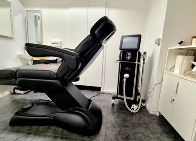 Modern spa treatment room at Best beauty ST, Stockholm, Stockholms Län, SE. Equipped with a sleek black recliner chair.