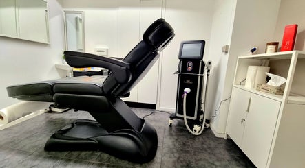 Modern spa treatment room at Best beauty ST, Stockholm, Stockholms Län, SE. Equipped with a sleek black recliner chair.