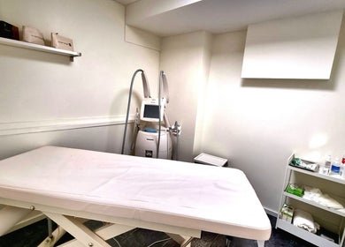 Treatment room at Best beauty ST, equipped with massage bed and equipment in Stockholm, Stockholms Län, SE.